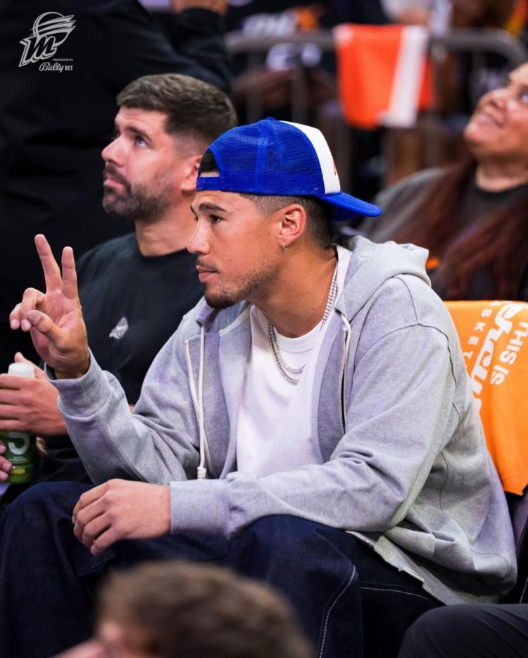 支持同城球队!布克&杰伦-格林等人观战WNBA!